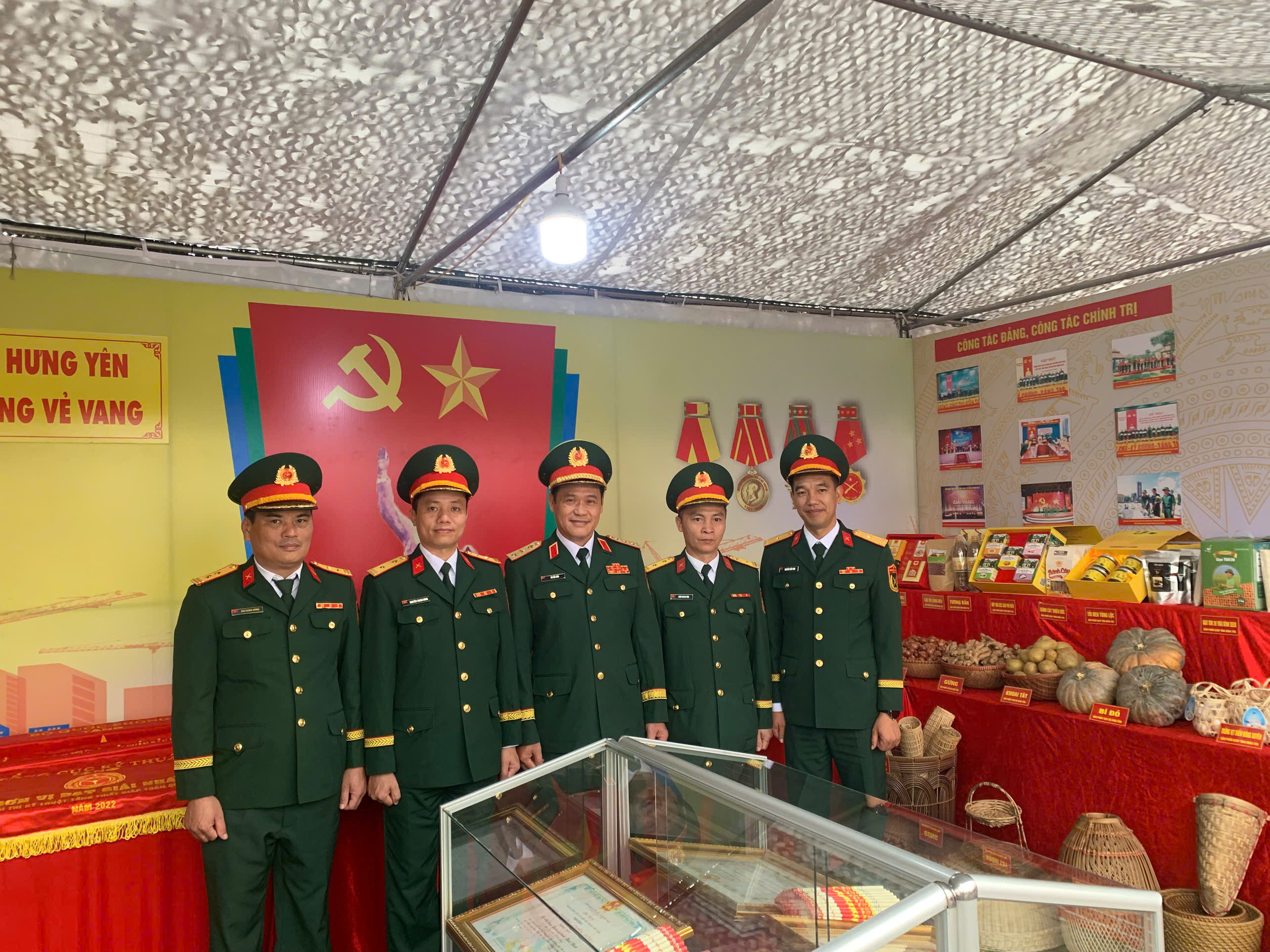 Thượng tướng Vũ Hải Sản, Ủy viên Trung ương Đảng, Thứ trưởng Bộ Quốc phòng thăm quan gian trưng bày của Bộ CHQS tỉnh Hưng Yên tại Triển lãm 80 năm ngày truyền thống lực lượng vũ trang Quân khu 3 (31/10/1945 – 31/10/2025).