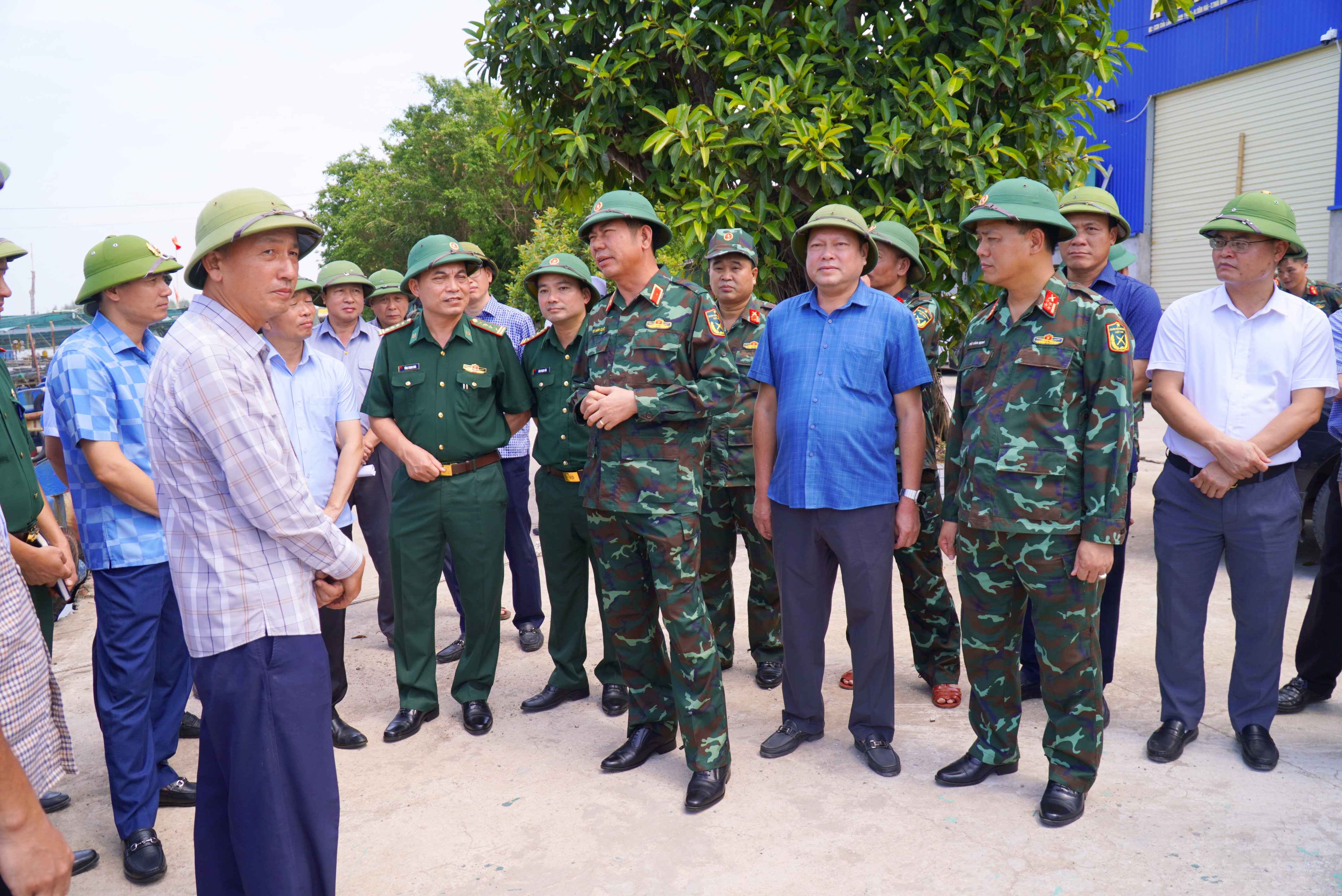 Thủ trưởng Bộ tư lệnh Quân khu kiểm tra công tác phòng, chống bão số 11 (Matmo) trên địa bàn tỉnh Hưng Yên