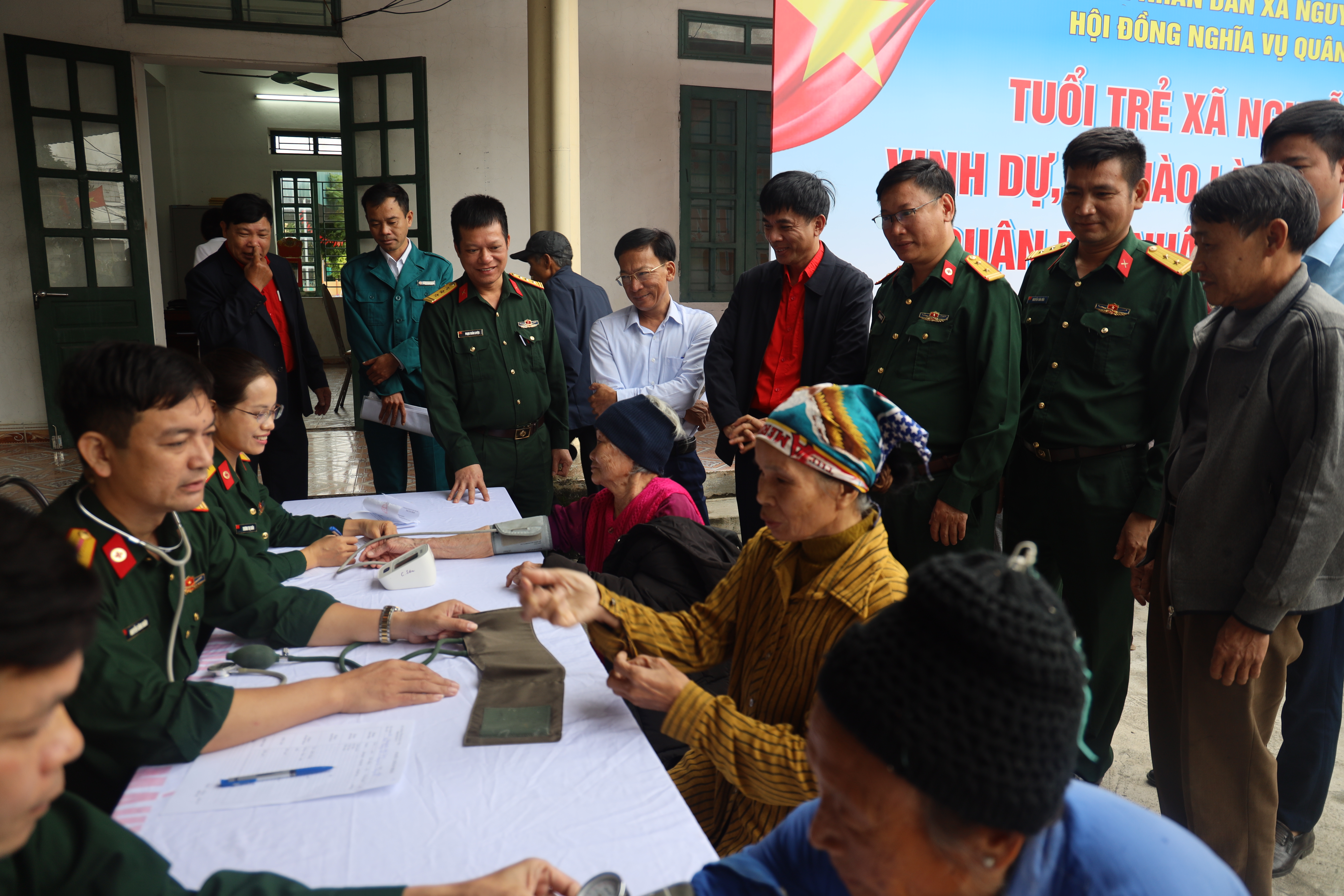 Bộ CHQS tỉnh Hưng Yên phối hợp với Hội Chữ thập đỏ tỉnh: Khám bệnh, tư vấn sức khỏe và tặng quà gia đình chính sách