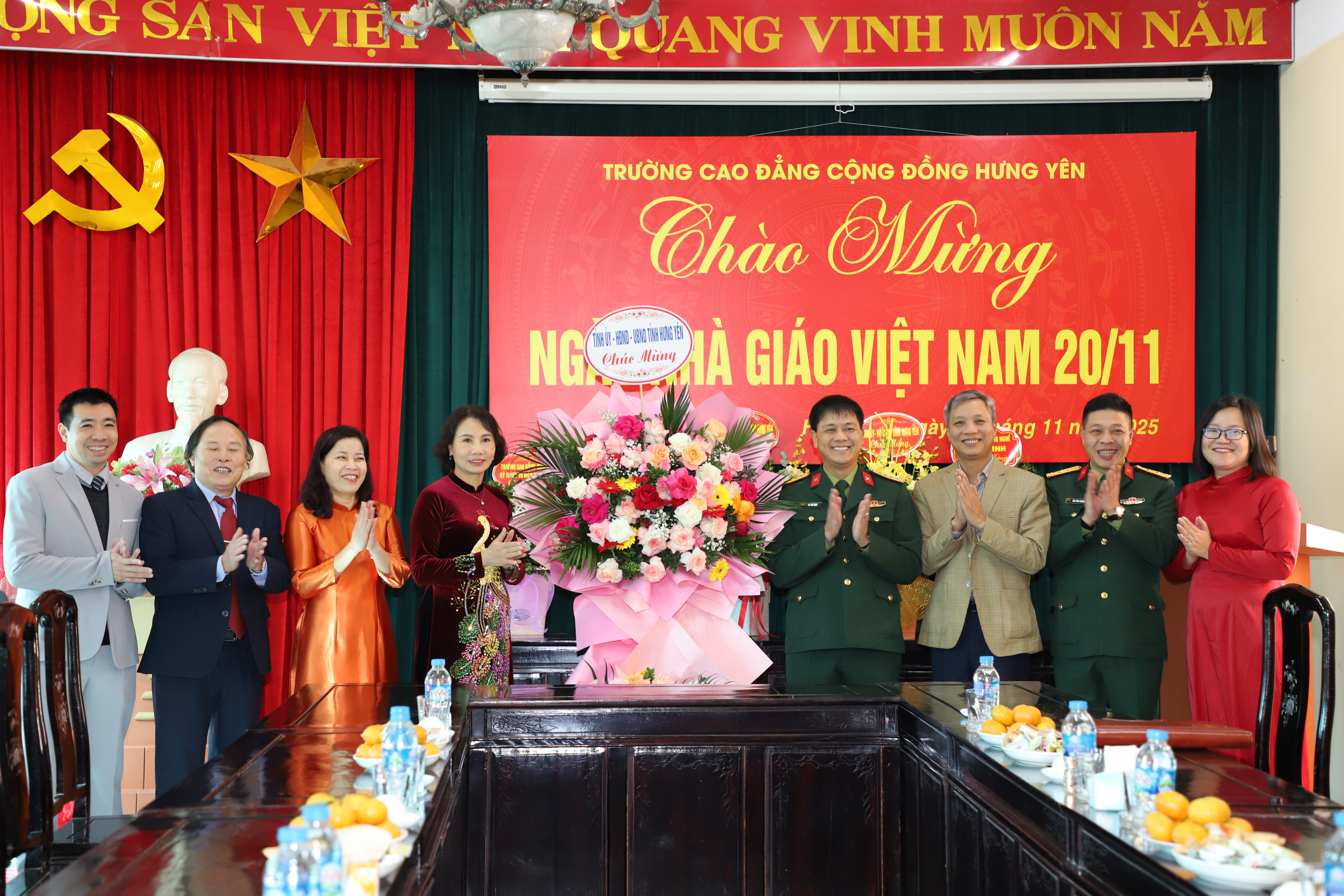 Đồng chí Chỉ huy trưởng Bộ CHQS tỉnh chúc mừng Trường cao đẳng Cộng đồng Hưng Yên