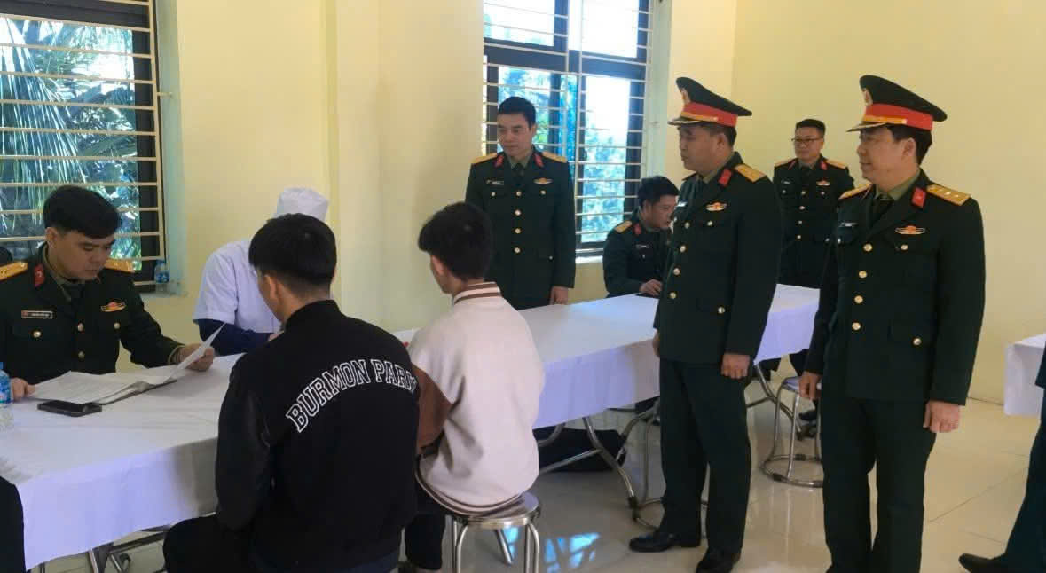 Thủ trưởng Bộ CHQS tỉnh Hưng Yên kiểm tra công tác khám tuyển sức khoẻ NVQS tại phường Sơn Nam