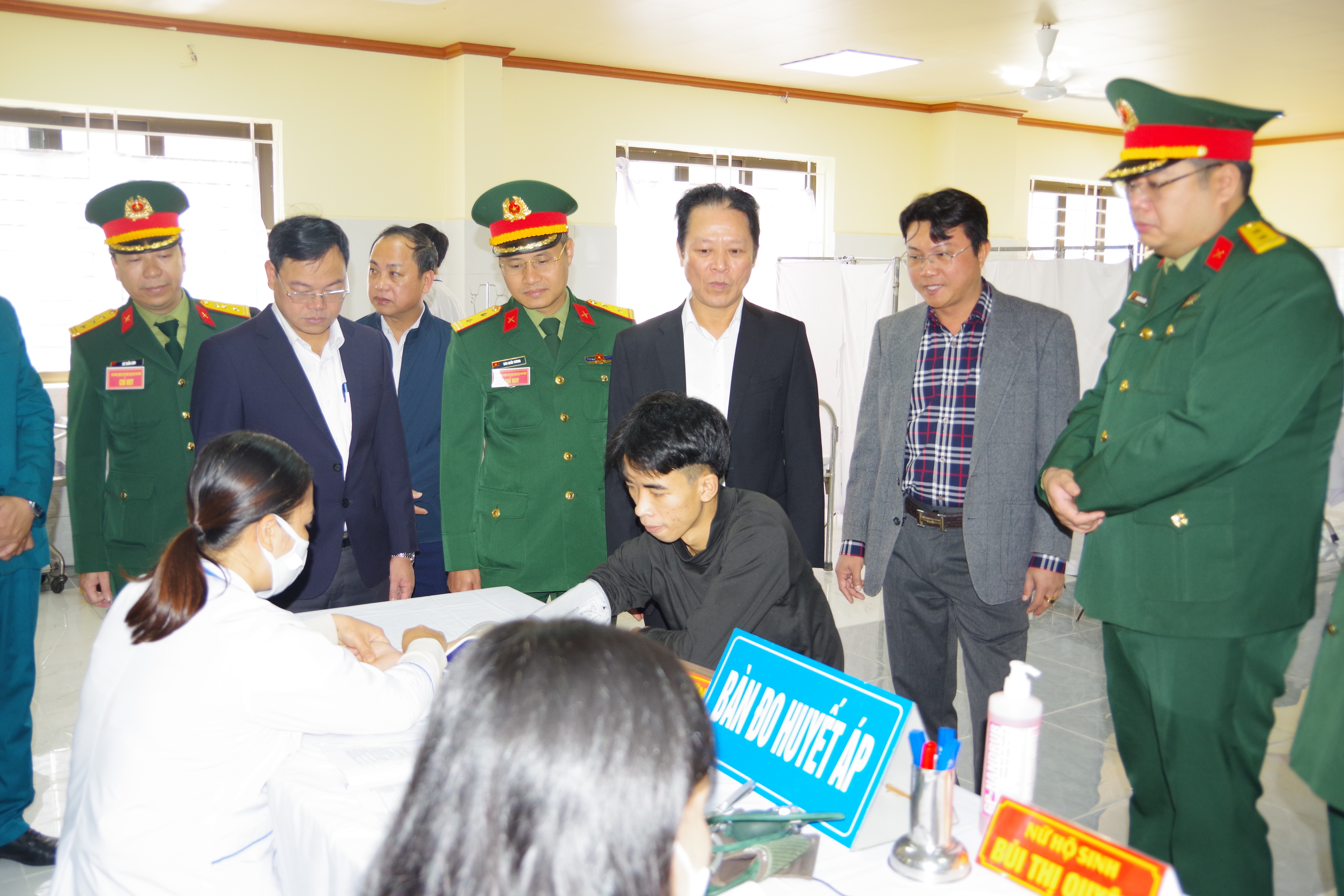 Bộ CHQS tỉnh Hưng Yên kiểm tra công tác khám tuyển nghĩa vụ quân sự năm 2026 tại xã Hoàng Hoa Thám