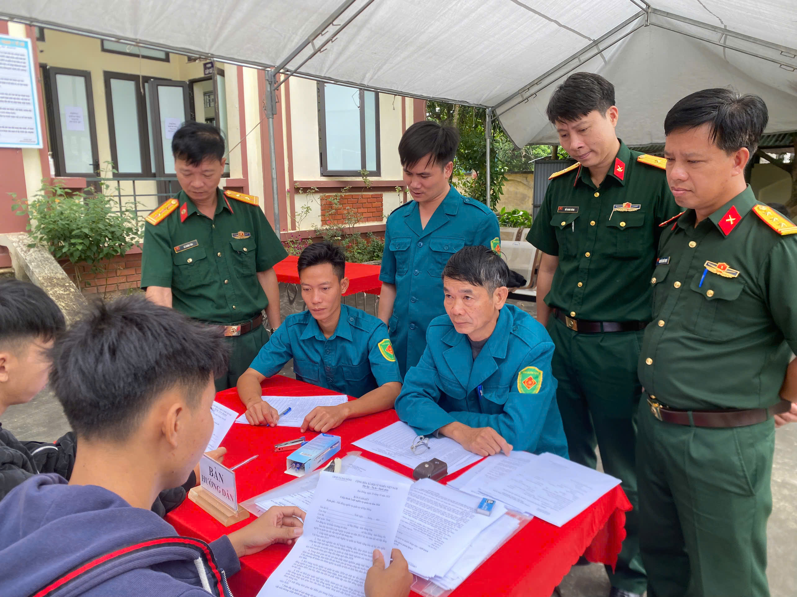 Hội đồng nghĩa vụ quân sự các xã, phường tổ chức khám sơ tuyển cho các nam thanh niên trong độ tuổi thực hiện nghĩa vụ quân sự năm 2026