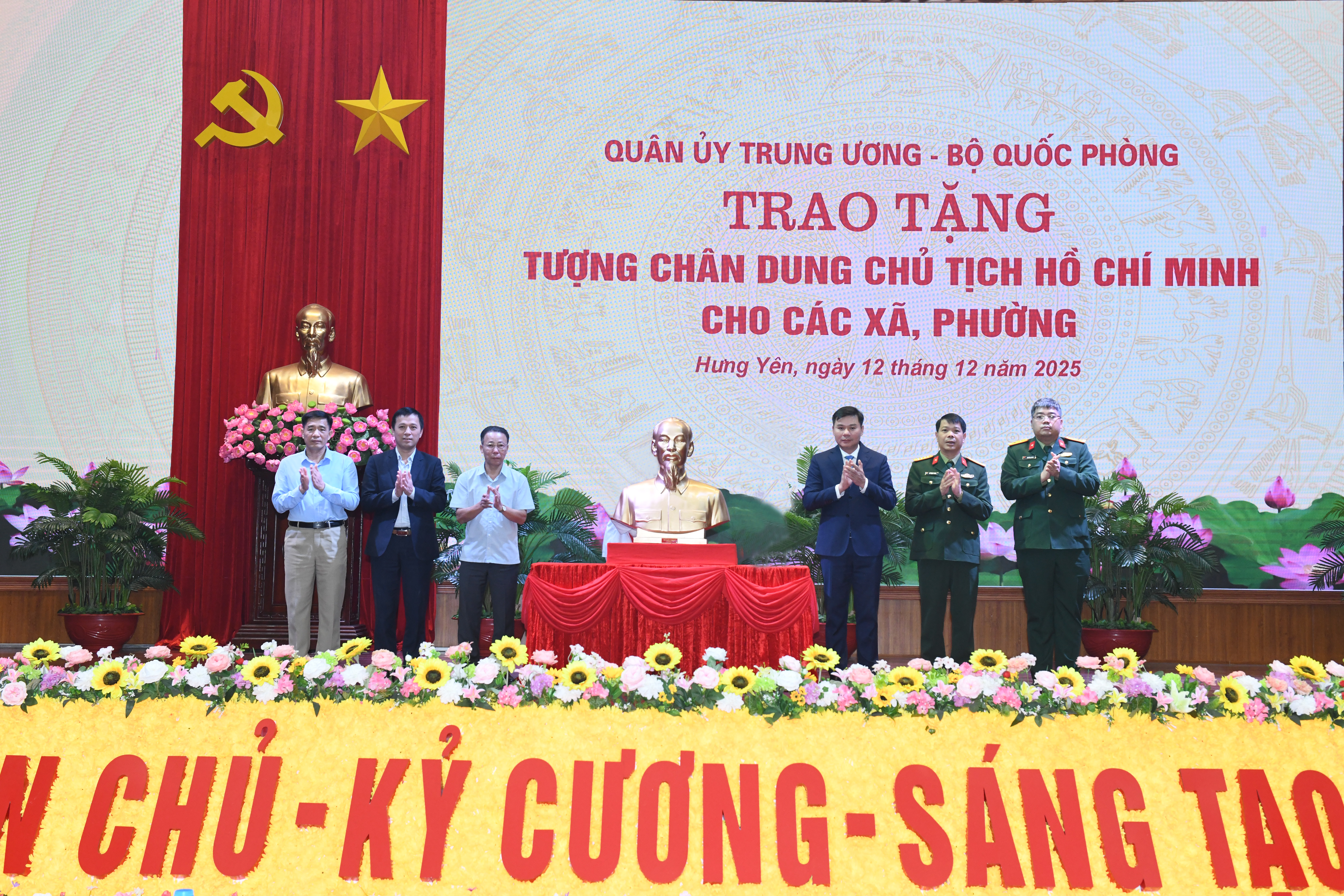 Trao tặng tượng chân dung Chủ tịch Hồ Chí Minh cho các xã, phường trên địa bàn tỉnh Hưng Yên