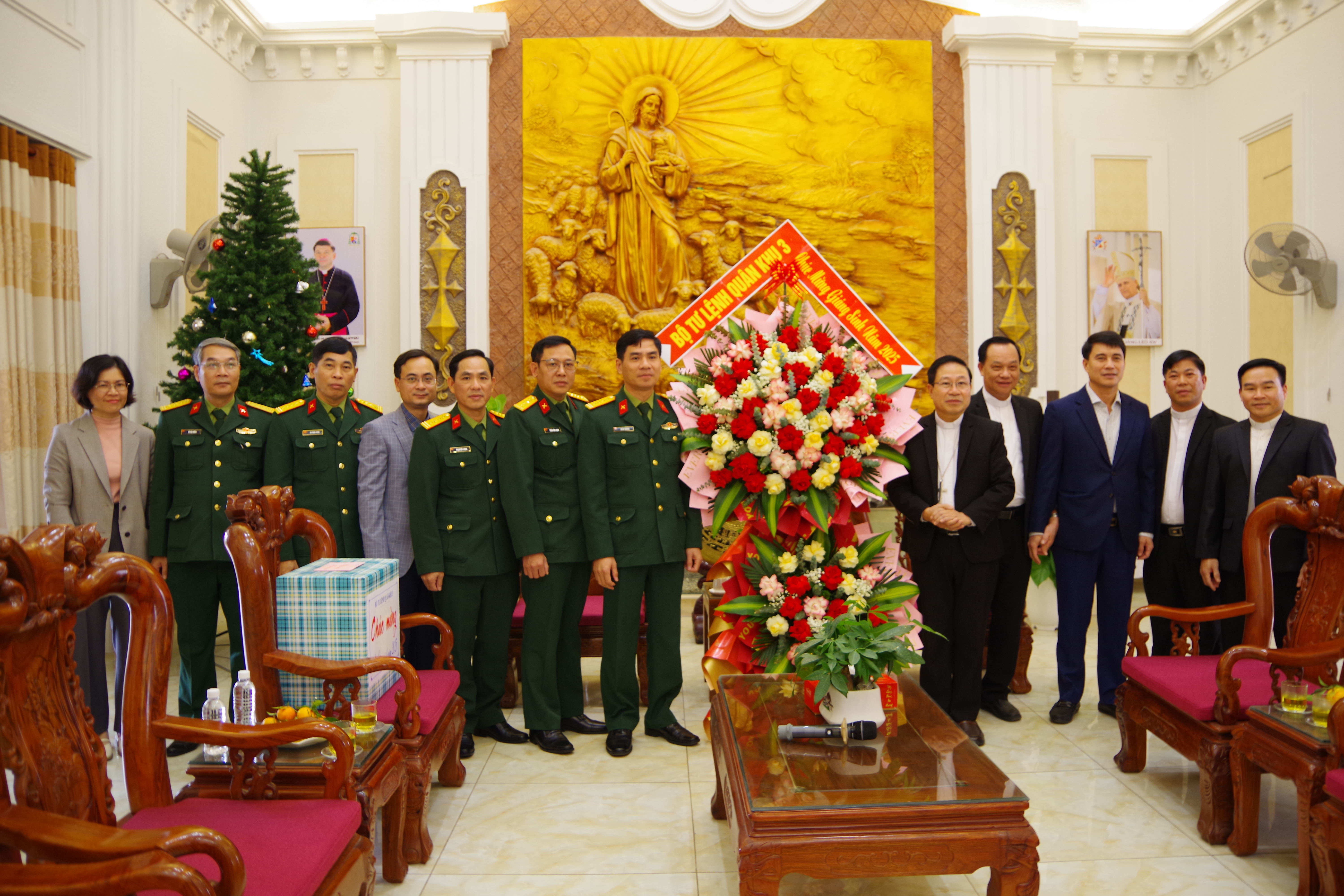 Bộ Tư lệnh Quân khu và Bộ CHQS tỉnh: Thăm, tặng quà Tòa Giám mục Thái Bình
