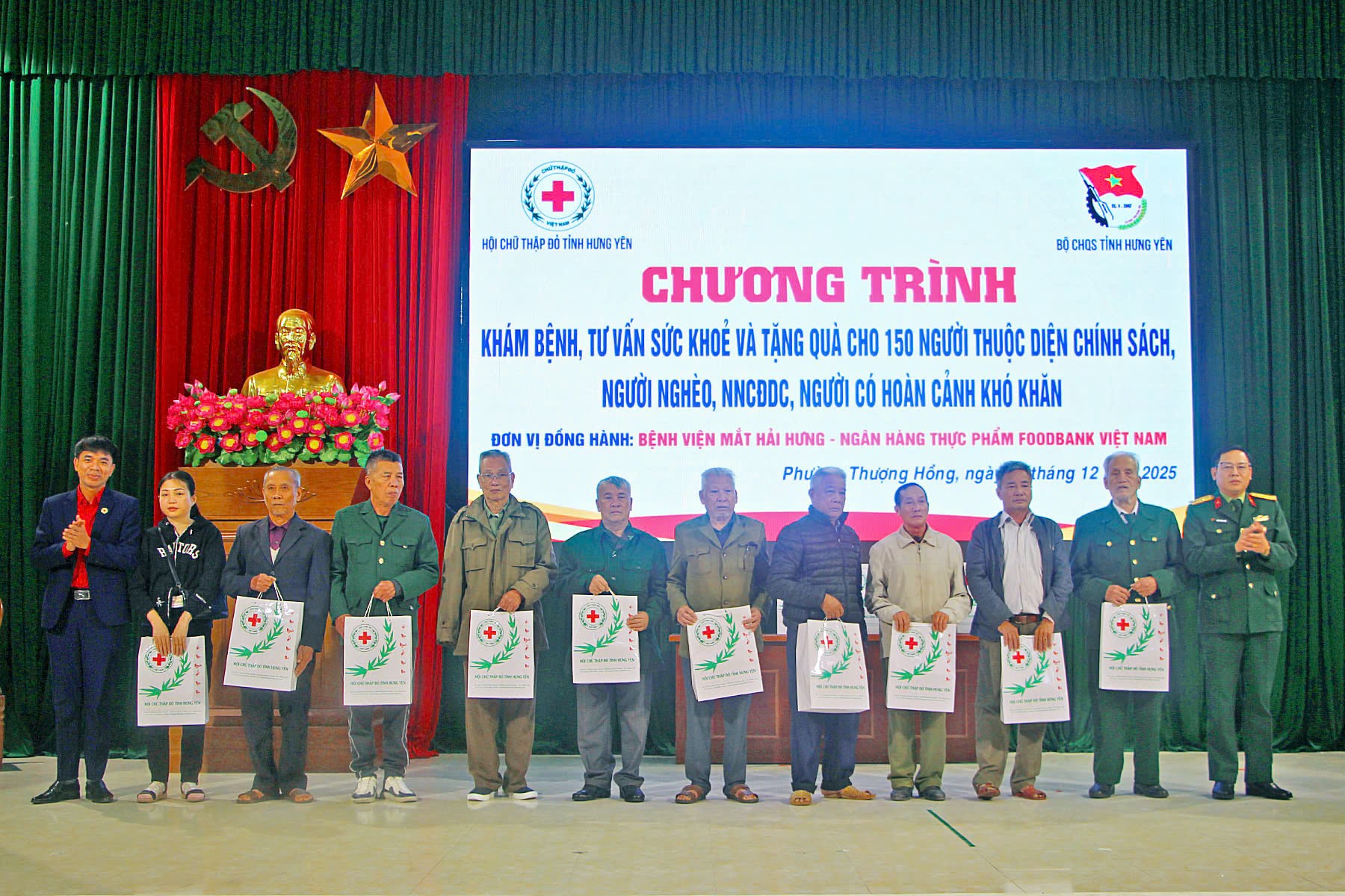 Bộ CHQS tỉnh phối hợp với Hội Chữ thập đỏ tỉnh Hưng Yên: Khám bệnh, tư vấn sức khoẻ và tặng quà cho người thuộc diện chính sách