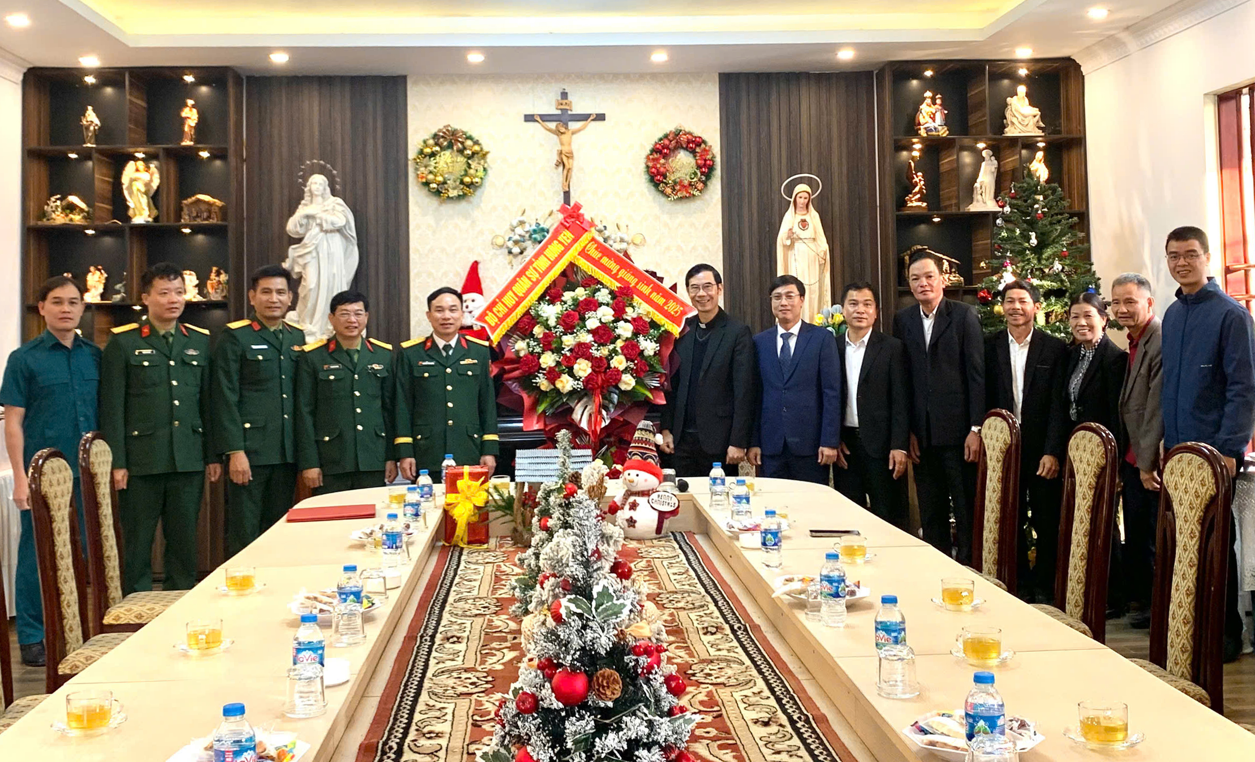 Bộ CHQS tỉnh Hưng Yên: Thăm, tặng quà Giáo xứ trên địa bàn tỉnh