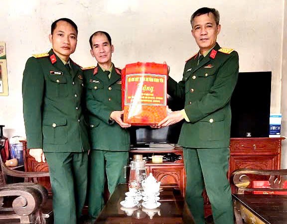 Bộ CHQS tỉnh Hưng Yên: Thăm tặng quà động viên cán bộ, QNCN có hoàn cảnh đặc biệt khó khăn