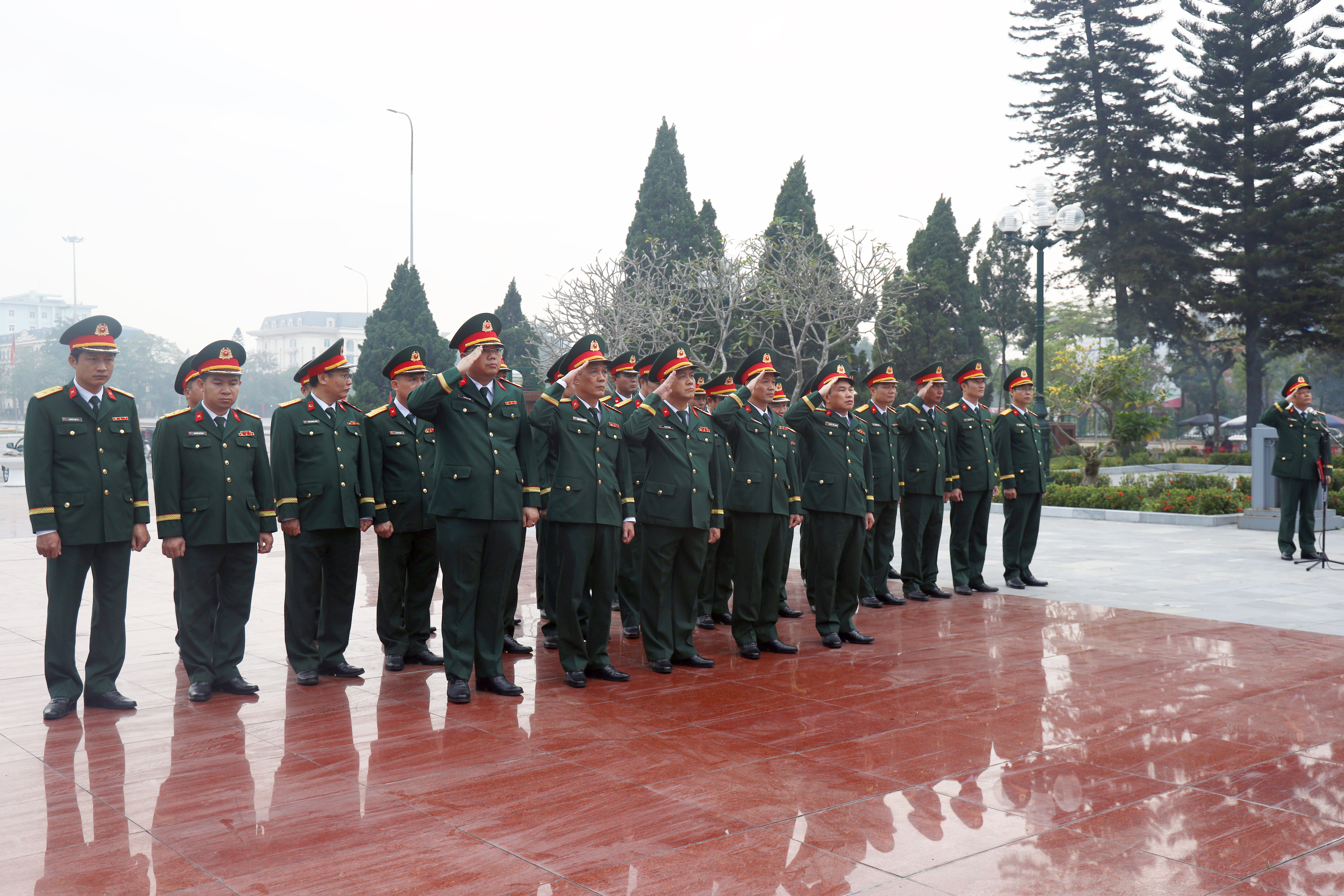 Bộ CHQS tỉnh Hưng Yên: Tổ chức dâng hoa, dâng hương tại Đài tưởng niệm các anh hùng liệt sĩ