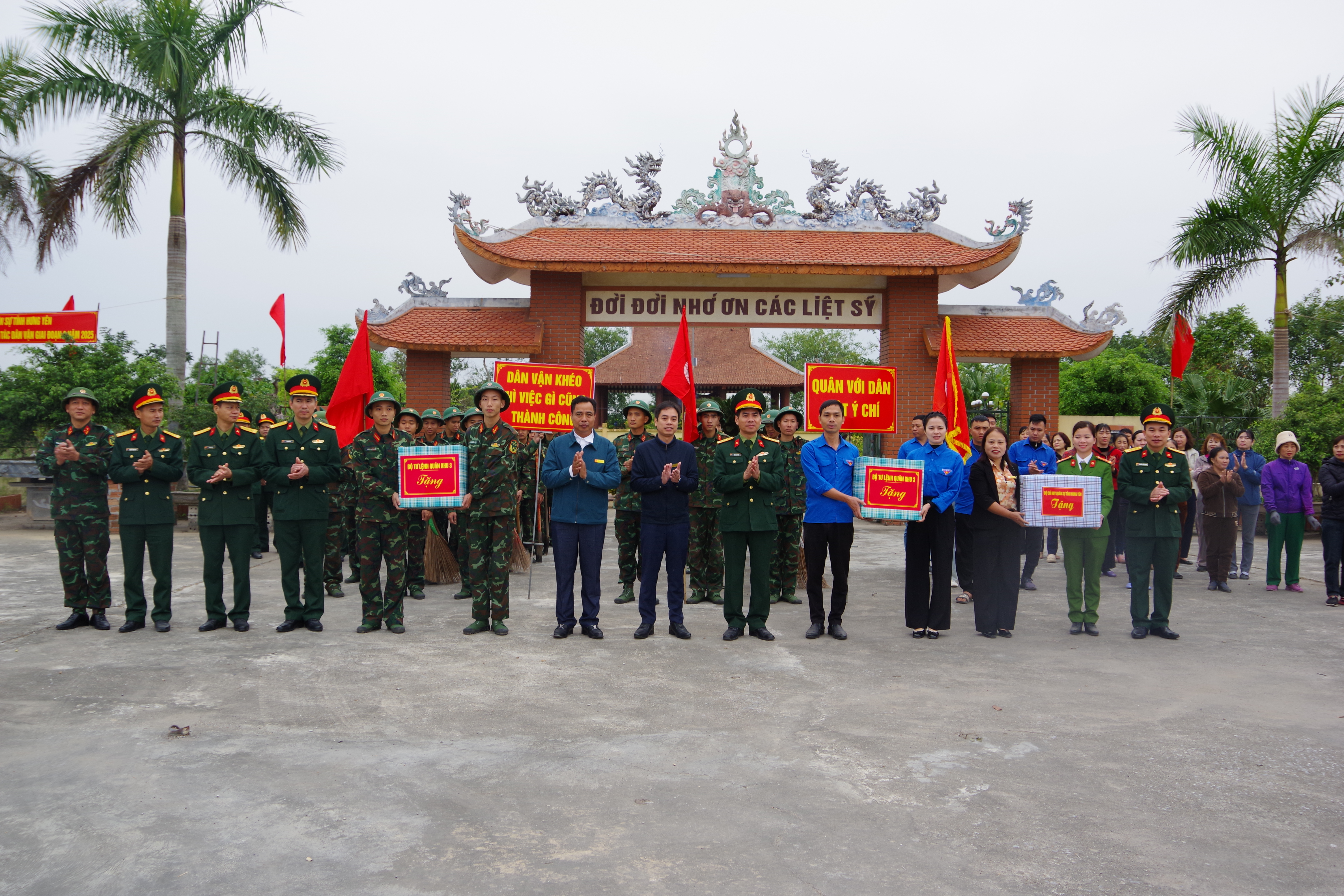 Quân khu 3: Kiểm tra, tặng quà lực lượng dã ngoại làm công tác dân vận trên địa bàn tỉnh