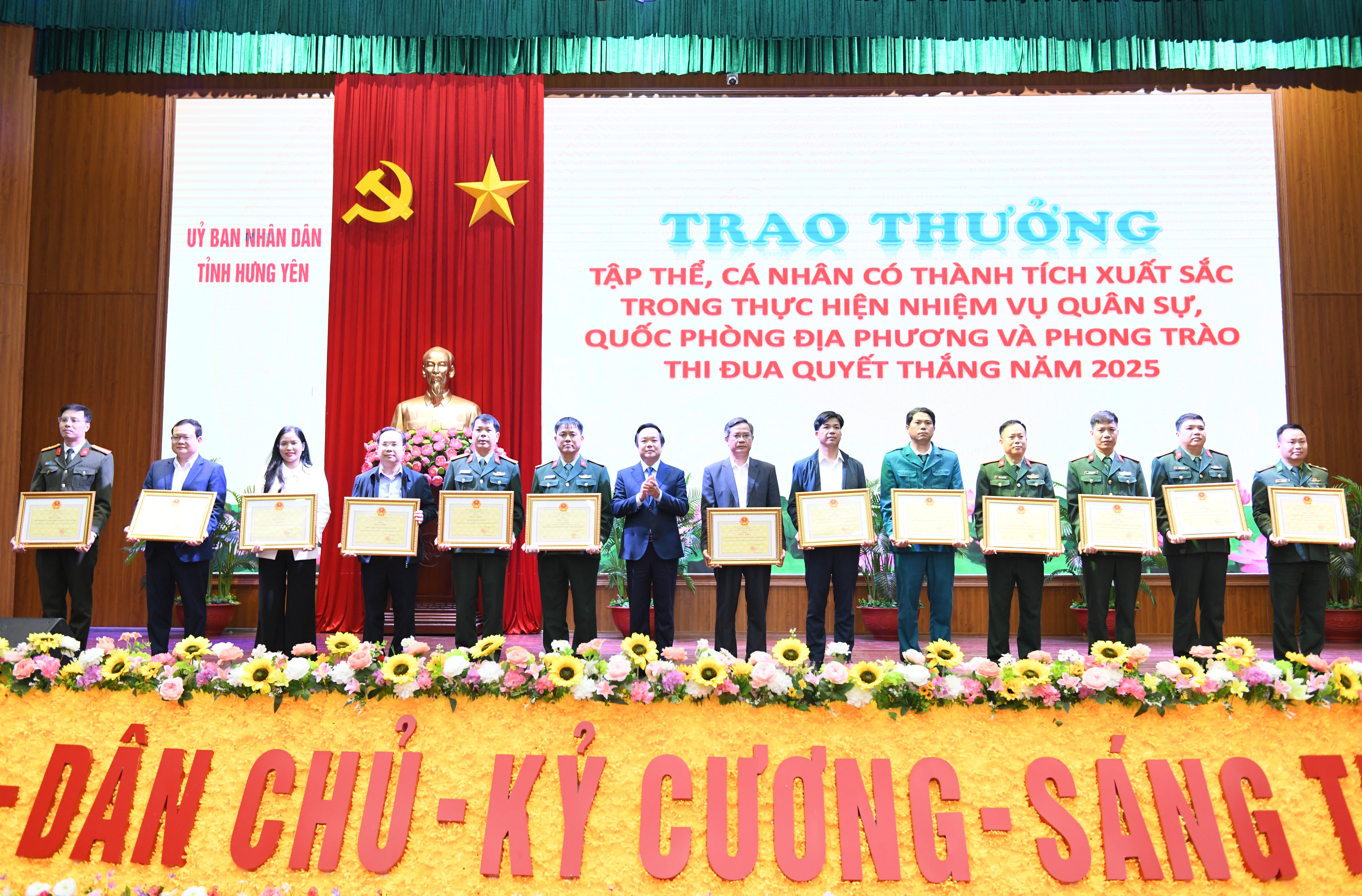 UBND tỉnh: Tổng kết công tác quốc phòng, quân sự địa phương năm 2025