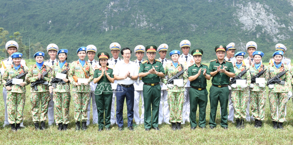 Thăm, động viên, tặng quà cán bộ, chiến sĩ tỉnh Hưng Yên tham gia thực hiện nhiệm vụ diễu binh, diễu hành