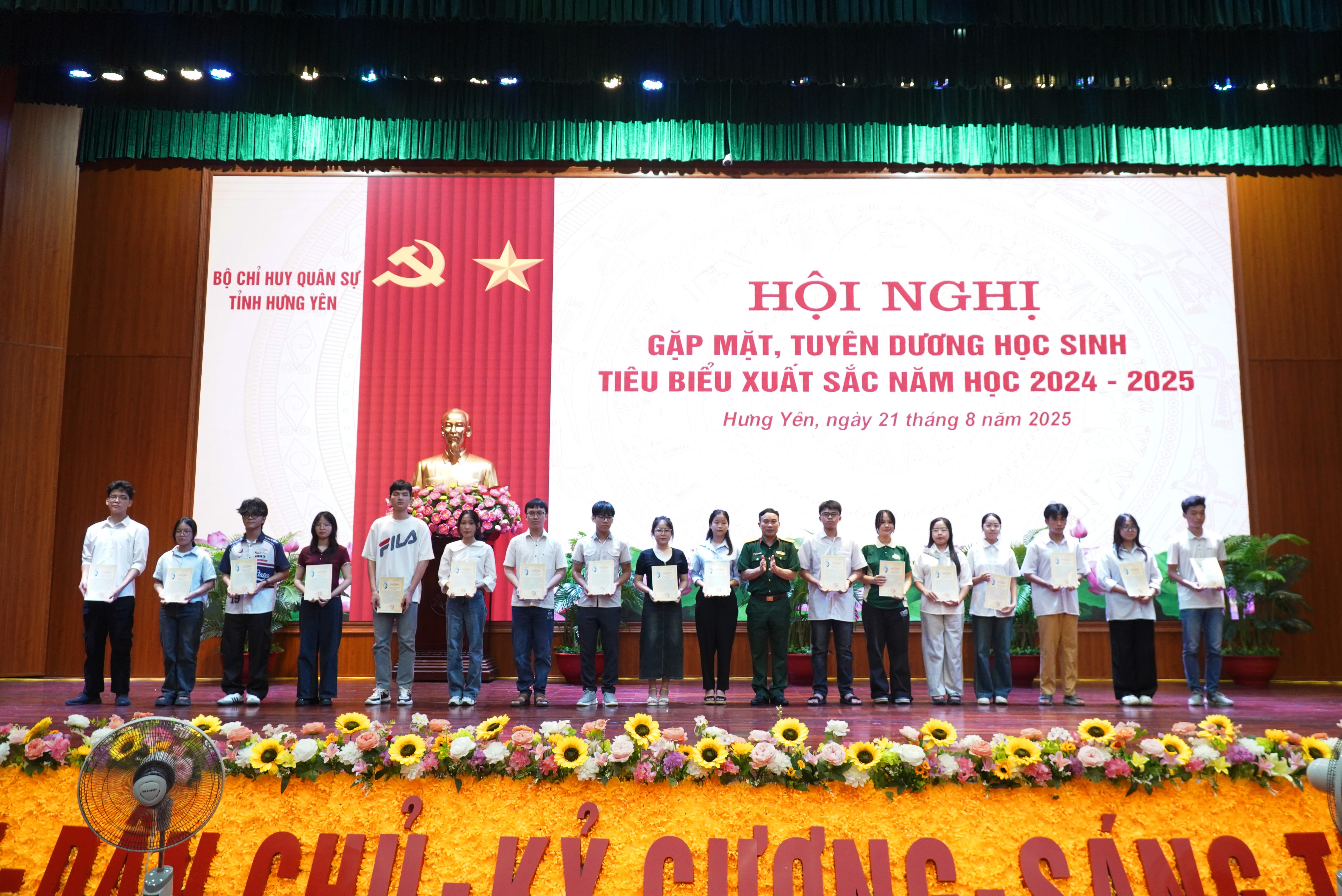 Bộ CHQS tỉnh: Gặp mặt, tuyên dương các cháu học sinh tiêu biểu xuất sắc năm học 2024 - 2025