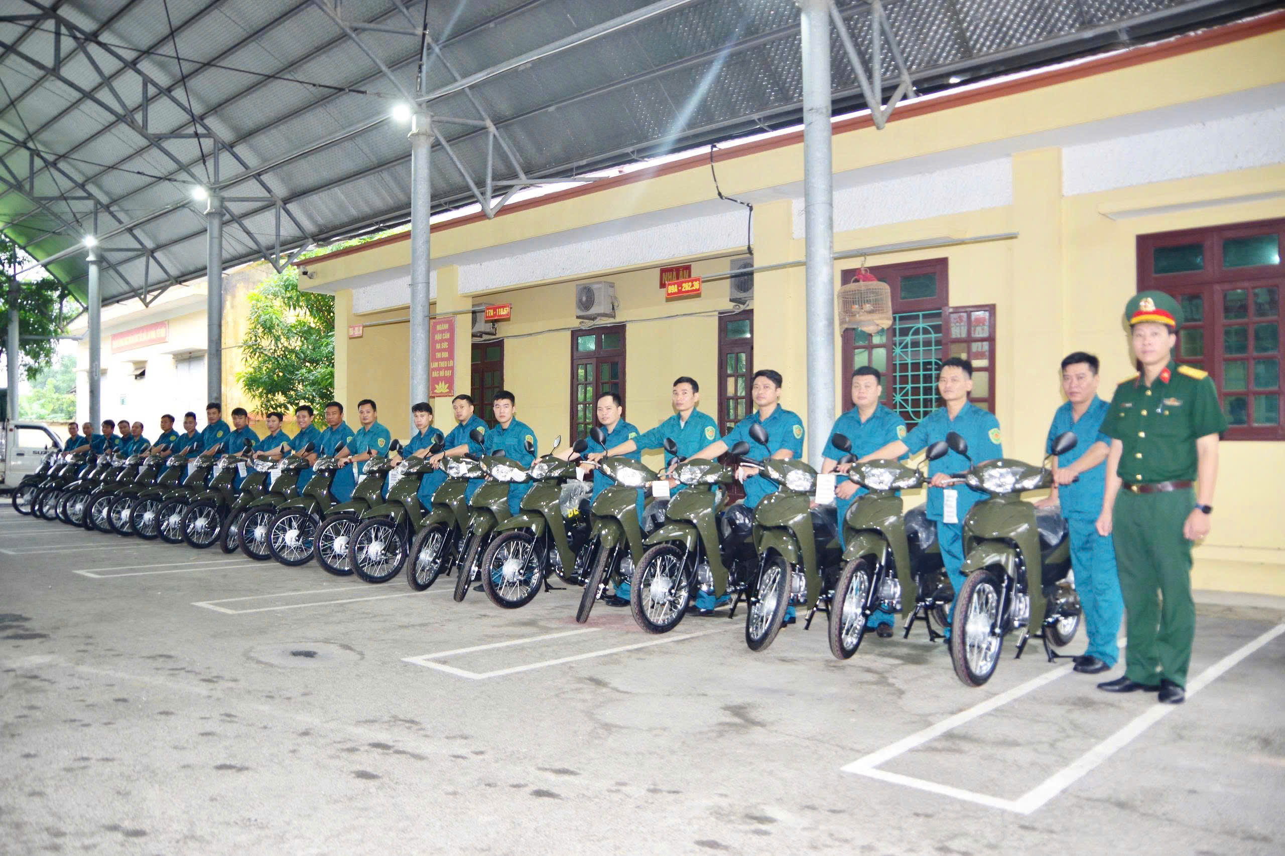 Ban Chỉ huy phòng thủ khu vực 1 - Yên Mỹ tổ chức bàn giao xe mô tô 2 bánh cho các Ban Chỉ huy quân sự cấp xã