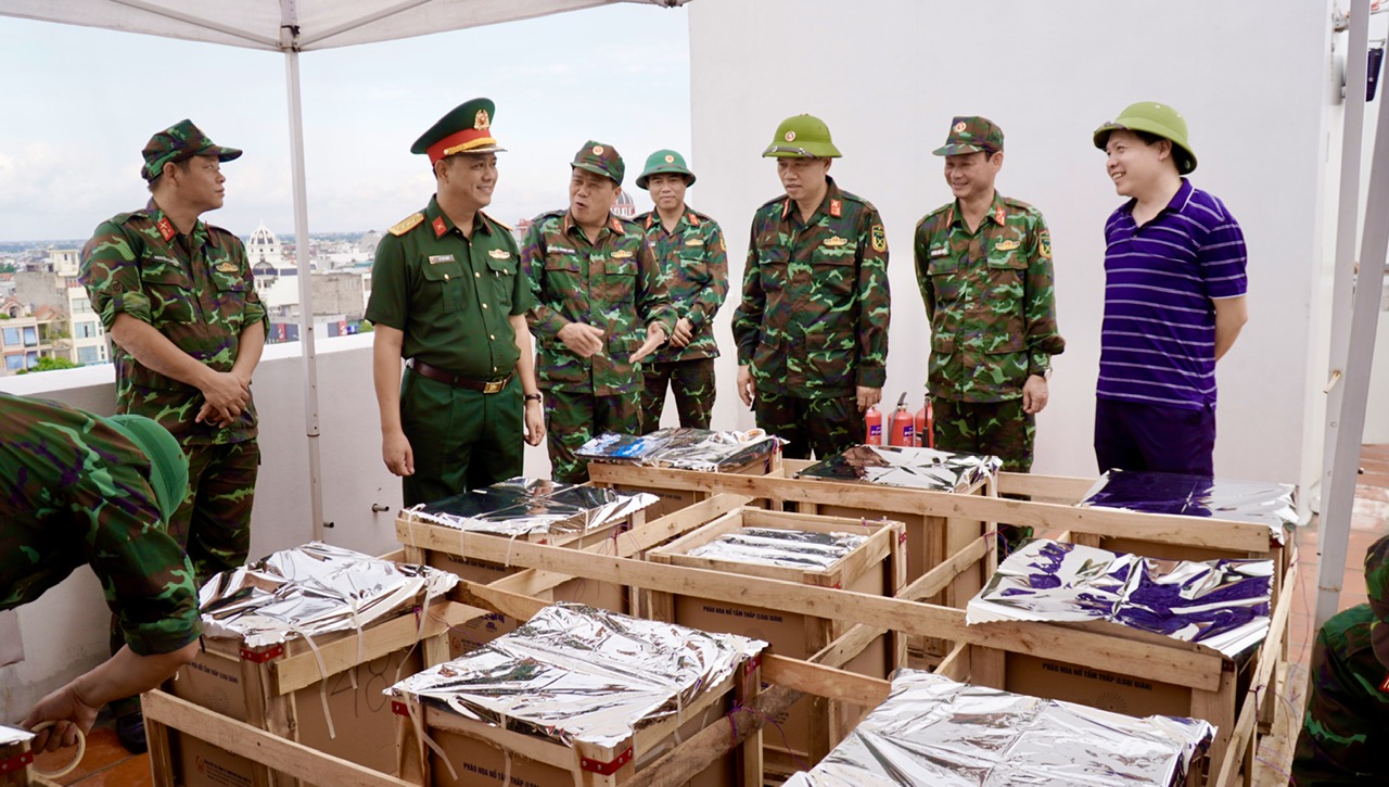 Đồng chí Chỉ huy trưởng Bộ CHQS tỉnh kiểm tra công tác chuẩn bị bắn pháo hoa chào mừng 80 năm Quốc khánh nước Cộng hòa xã hội chủ nghĩa Việt Nam (2/9/1945 - 2/9/2025) trên địa bàn tỉnh Hưng Yên