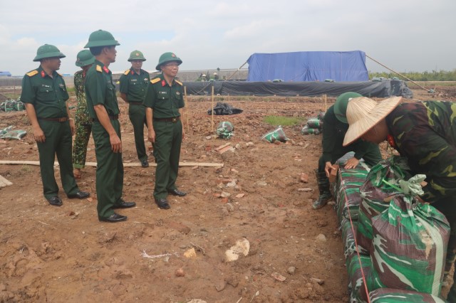 Đồng chí Chính ủy Bộ CHQS tỉnh kiểm tra, động viên lực lượng xây dựng căn cứ chiến đấu trong diễn tập KVPT tỉnh