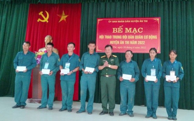 Huyện Ân Thi: Tổ chức hội thao trung đội dân quân cơ động năm 2022