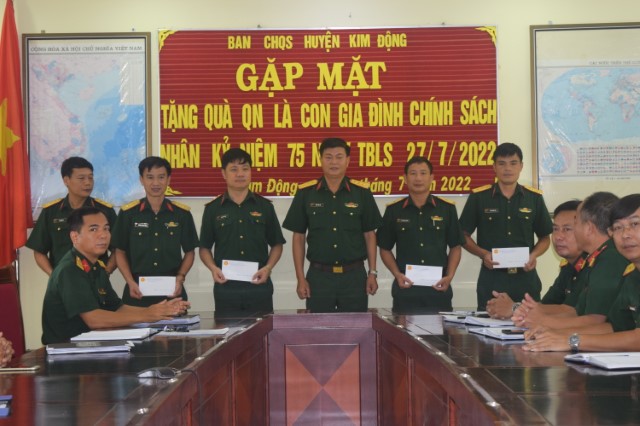 Ban CHQS huyện Kim Động: Gặp mặt tặng quà các quân nhân là con thương, bệnh binh trong cơ quan