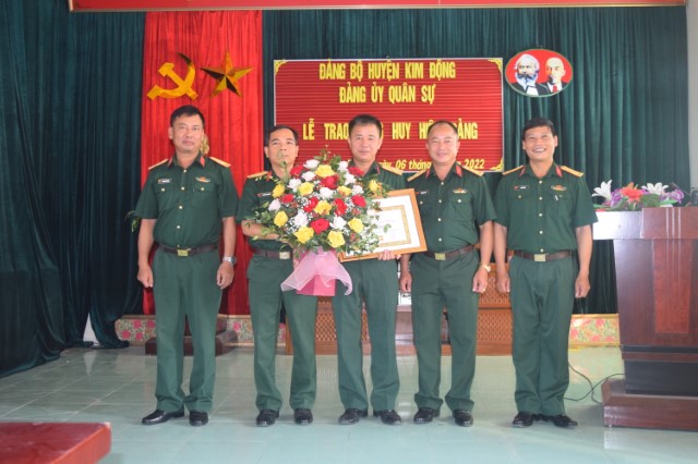 Đảng bộ Quân sự huyện Kim Động: Tổ chức lễ trao huy hiệu 30 năm tuổi đảng 