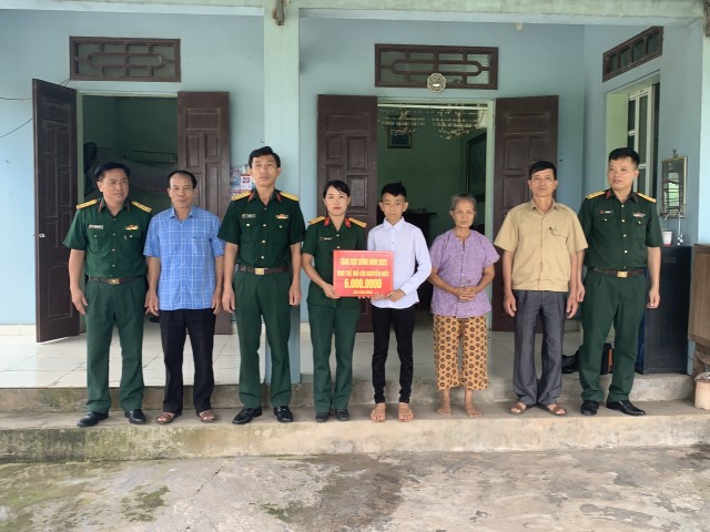 Trung đoàn 126 phối hợp với Ban CHQS huyện Ân Thi: Tặng quà cho học sinh nghèo vượt khó