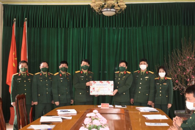 Đại tá Vũ Trọng Thoan - Phó Chính ủy, Bộ CHQS Tỉnh thăm, kiểm tra, chúc tết tại Ban CHQS huyện Văn Giang