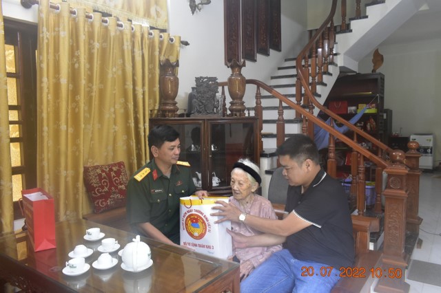 Ban CHQS huyện thăm tặng quà Mẹ Việt Nam anh hùng và gia đình chính sách