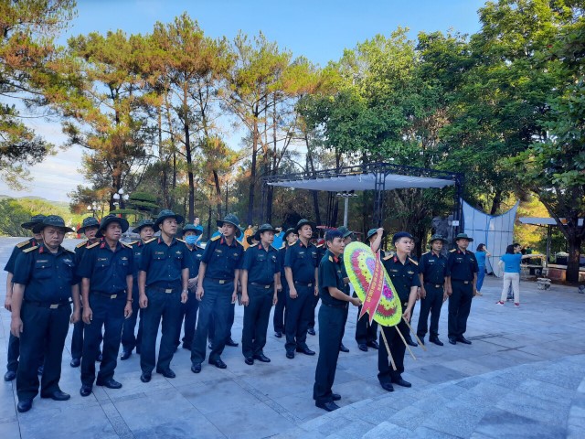 Đoàn cán bộ Ban chỉ huy Quân sự huyện Văn Lâm viếng nghĩa trang Liệt sỹ tại các tỉnh Miền Trung