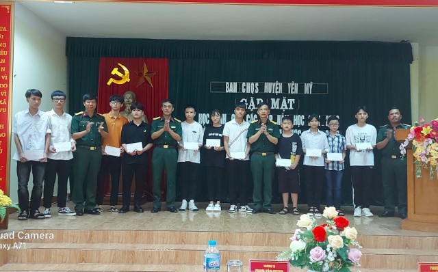 Ban CHQS huyện Yên Mỹ: Tổ chức gặp mặt, tặng quà học sinh giỏi các cấp và học sinh thi đỗ Đại học năm 2022
