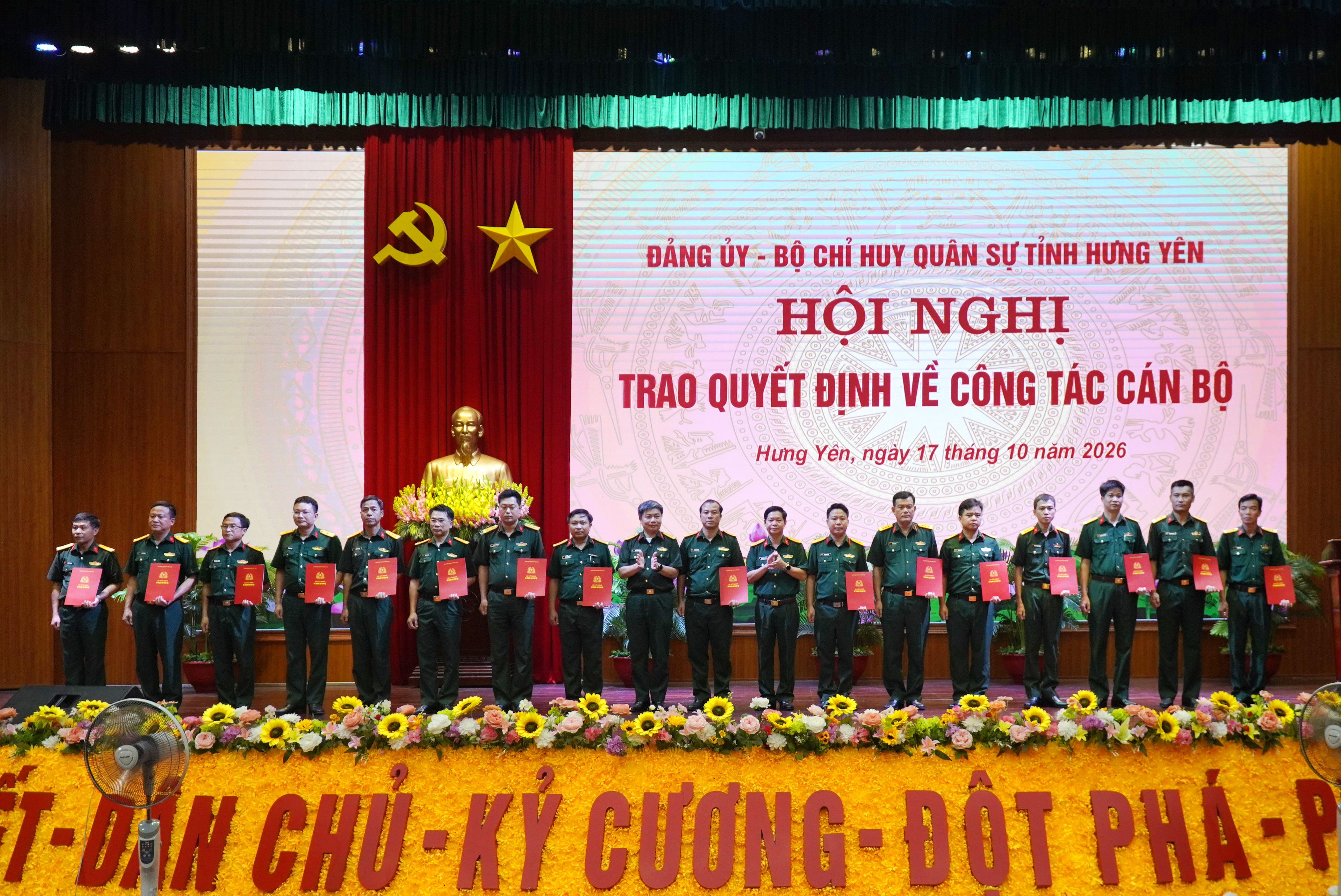 Bộ CHQS tỉnh: Công bố, trao quyết định điều động, bổ nhiệm chỉ huy trưởng, chính trị viên Ban chỉ huy Quân sự xã, phường