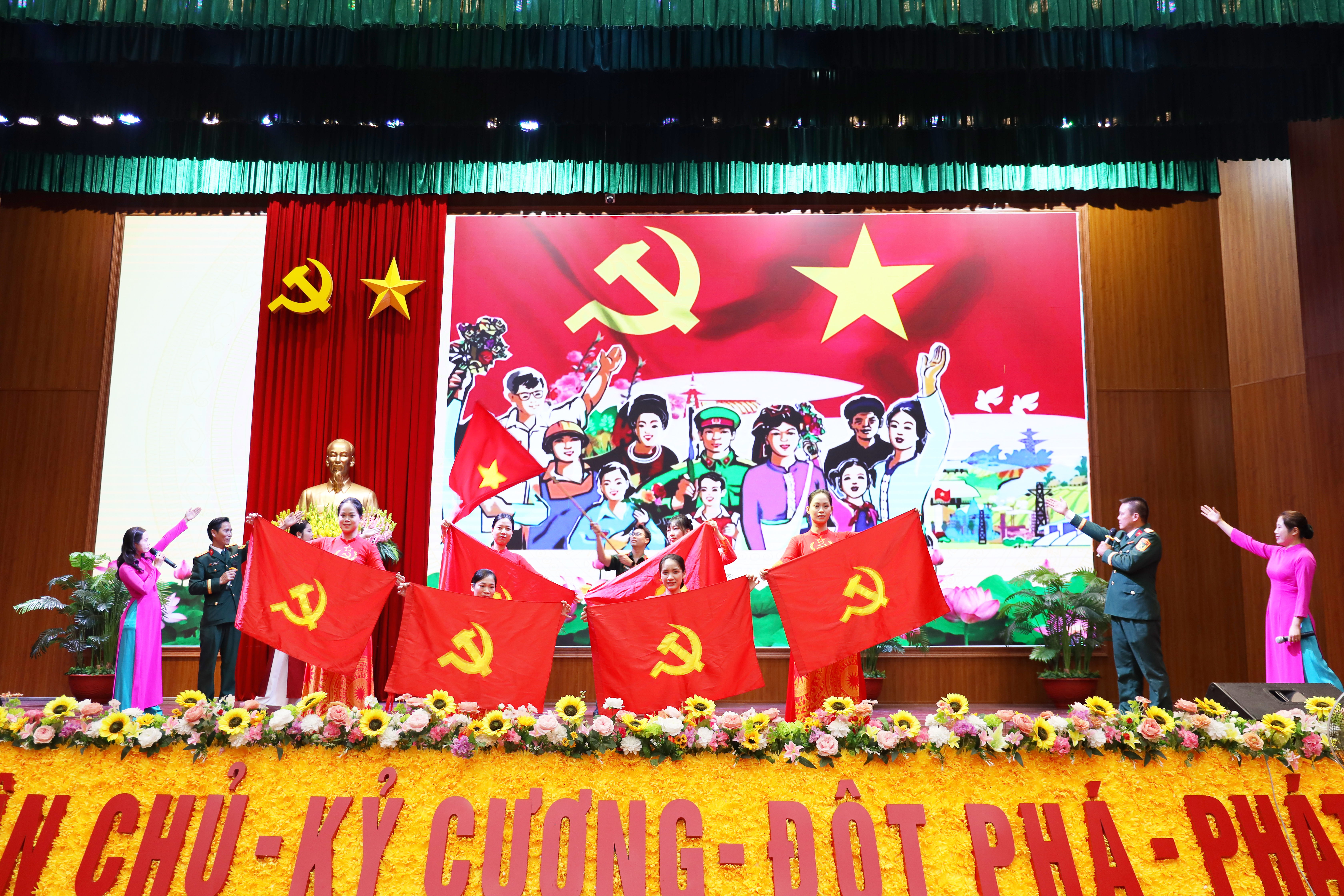 Bộ CHQS tỉnh Hưng Yên: Gặp mặt kỷ niệm cán bộ, hội viên phụ nữ nhân kỷ niệm 96 năm Ngày thành lập Hội Liên hiệp Phụ nữ Việt Nam