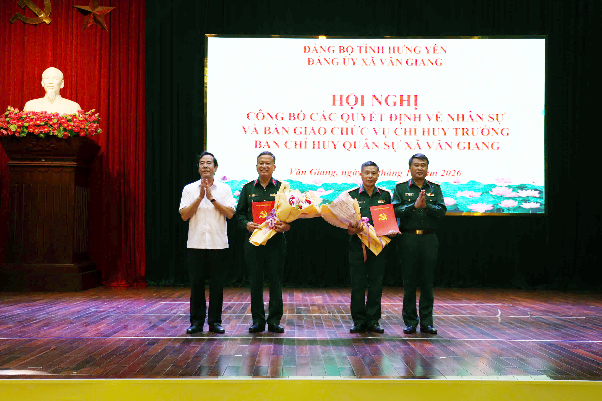 Đảng ủy xã Văn Giang, tỉnh Hưng Yên: Tổ chức công bố các quyết định về nhân sự và bàn giao chức vụ Chỉ huy trưởng Ban CHQS xã