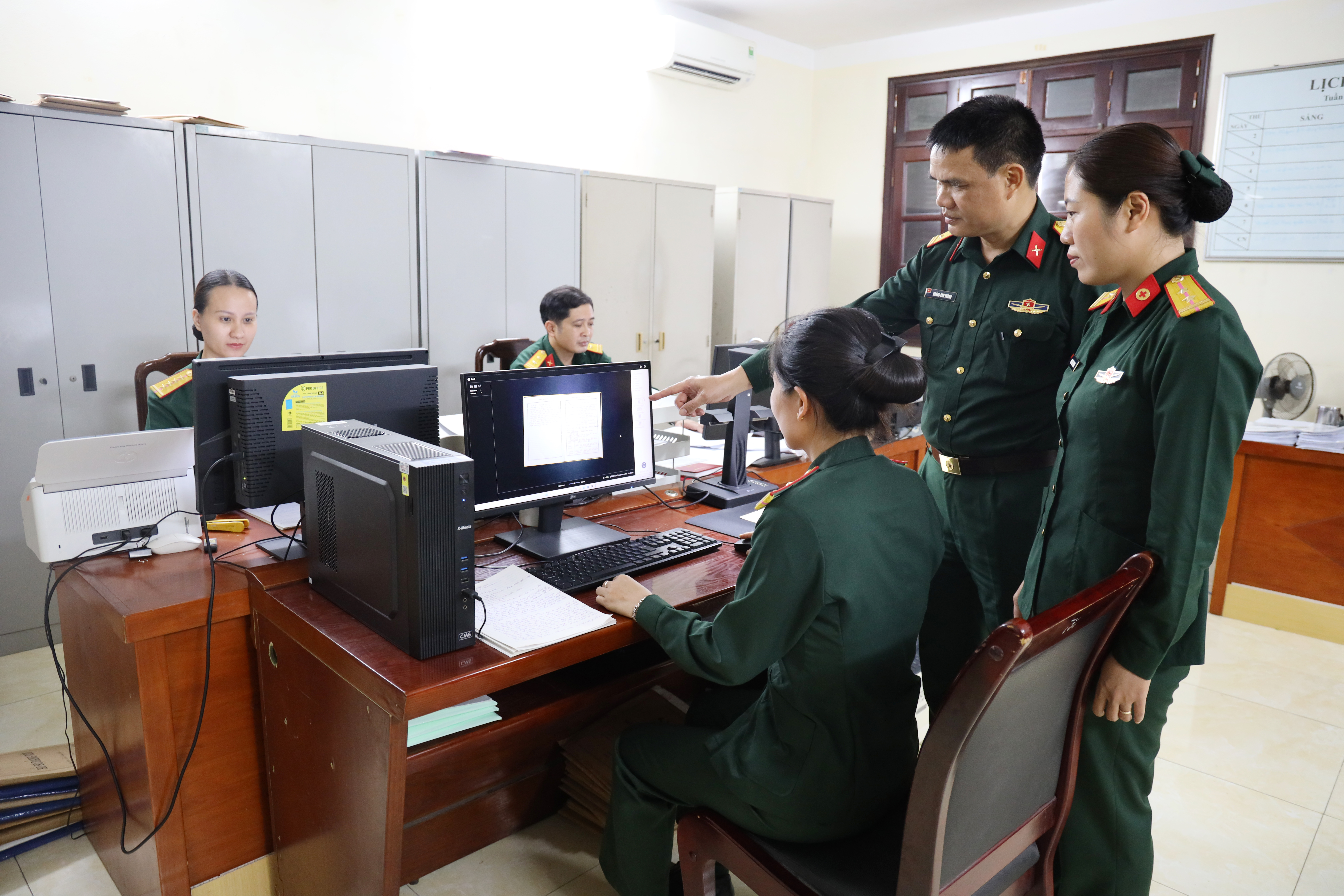 Những bóng hồng xung kích trong "chiến dịch" số hóa tài liệu tại Bộ CHQS tỉnh Hưng Yên