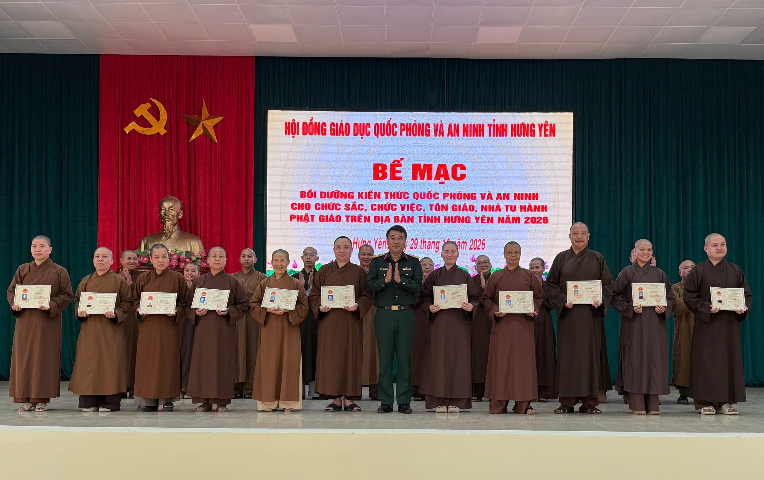 Hội đồng GDQP và AN tỉnh Hưng Yên: Bế mạc bồi dưỡng kiến thức quốc phòng và an ninh cho chức sắc, chức việc, nhà tu hành Phật giáo